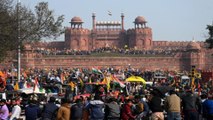 Chaos as Indian farmers enter Delhi’s Red Fort, clash with police