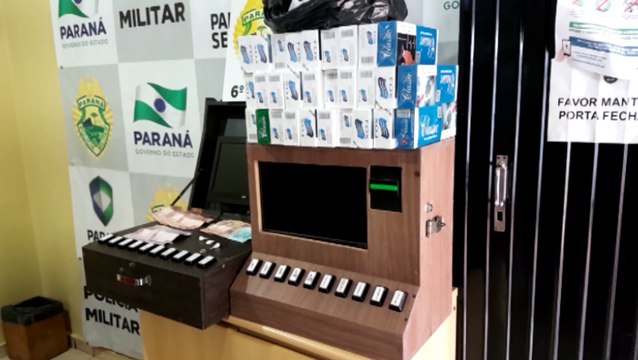 Máquinas caça-níqueis, munição, cocaína, dinheiro e cigarros são apreendidos em ação da PM no Novo Milênio