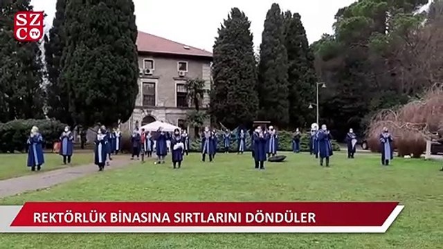 Boğaziçili öğretim üyeleri alkışlı protestolarına yağmurlu havada devam etti