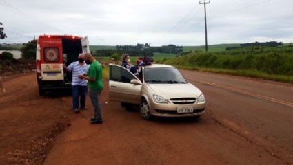 Corsa atinge lateral de caminhão na Av. Piquiri, perto do Loteamento Barcelona