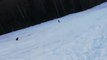 Un skieur se fait pourchasser par un ours