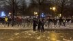 Des policiers russes se mangent des boules de neige par des manifestants