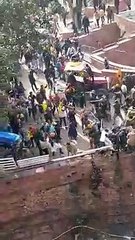 गणतंत्र पर हावी 'गनतंत्र', दिल्ली में किसान आंदोलन में हिंसा, पुलिस पर हमला कर उन्हें खाई में धकेला, 83 घायल