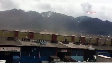 BURSA'DA HORTUM: BİNALARIN ÇATISI UÇTU, 1 KİŞİ YARALANDI