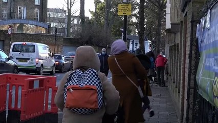 Gobierno británico dará "prioridad" a reabrir colegios pero no hay fecha aún