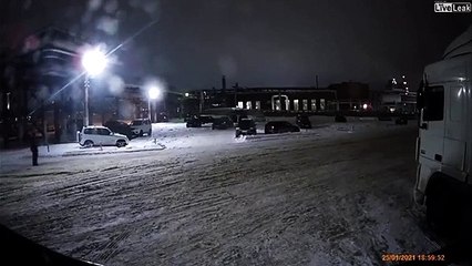 Explosion impressionnante d'un container d'alcool