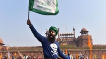 Mob hoists flag on Red Fort ramparts, Who's responsible?
