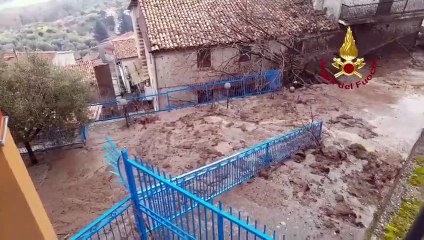 Download Video: Rota Greca (CS) - Frana nel centro abitato evacuati residenti (26.01.21)