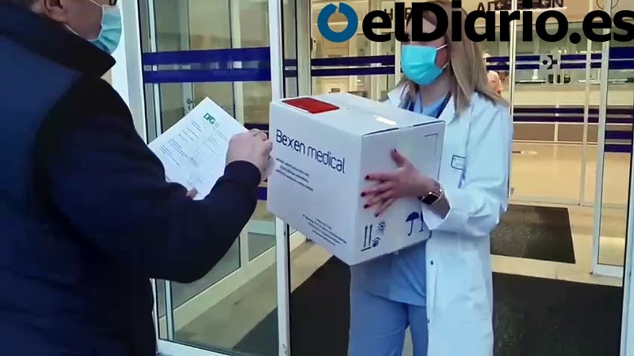 El gerente del hospital Santa Marina de Bilbao, José Luis Sabas (minuto 1.09), vacunándose al margen del protocolo