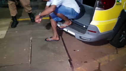 Télécharger la video: Em abordagem em bar na Rua Portugal, no Cascavel Velho, ROCAM flagra jovem com 16 buchas de cocaína