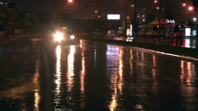 İzmir’i sağanak ve fırtına vurdu: Caddeler göle döndü, ağaçlar devrildi