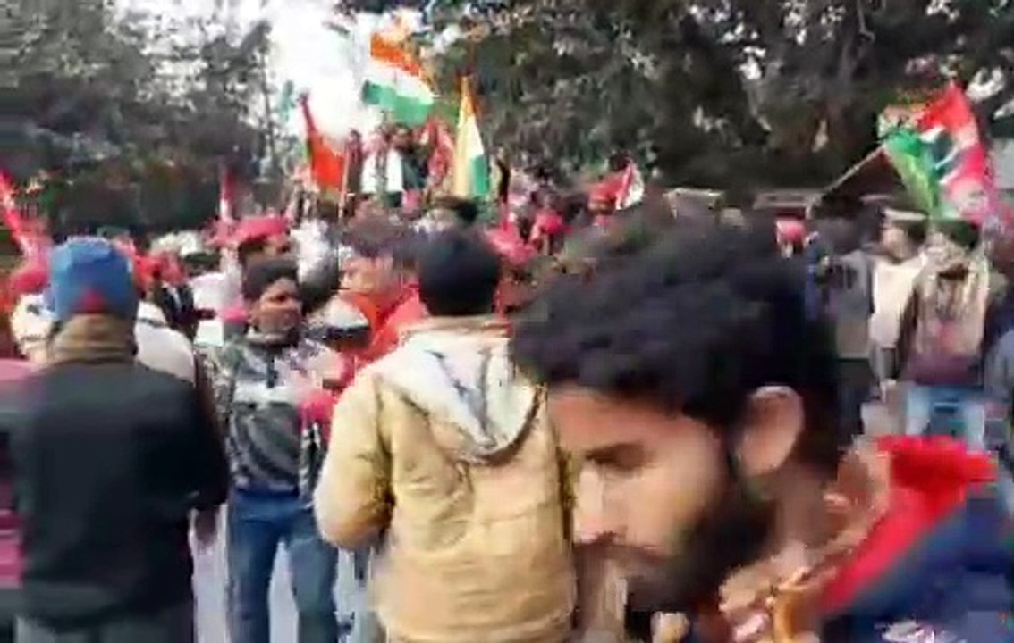 सपाईयों की ट्रैक्टर परेड, अभी भी गुलामी की जंजी...