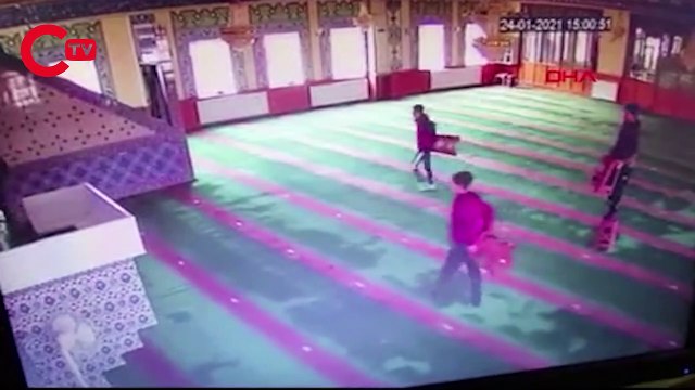 Camiye giren 5 çocuk ortalığı birbirine kattı