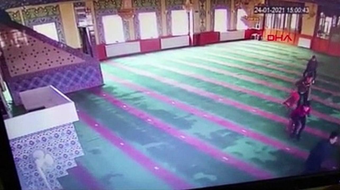 Camiye giren 5 çocuk ortalığı birbirine kattı