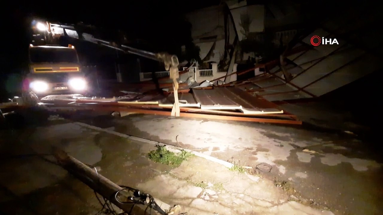 Çatıları uçuran fırtına, mahalleyi karanlığa gömdü