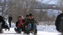 Trafiğe kapalı yol kayak pisti oldu, çocuklar babalarıyla doyasıya eğlendi