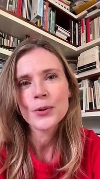 L'actrice Isabelle Carré témoigne sur Twitter laissant entendre qu'elle aussi a été victime d'inceste dans son jeune âge