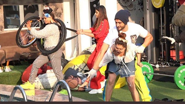 Bigg Boss 14: Aly Goni संग टास्क में लड़ती नज़र आईं Rubina Dilaik | FilmiBeat