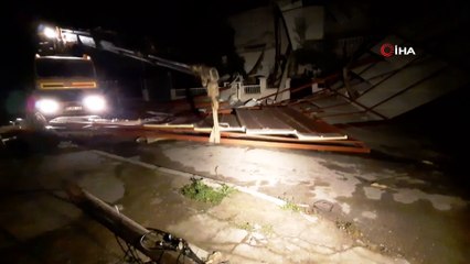 Çatıları Uçuran Fırtına, Mahalleyi Karanlığa Gömdü