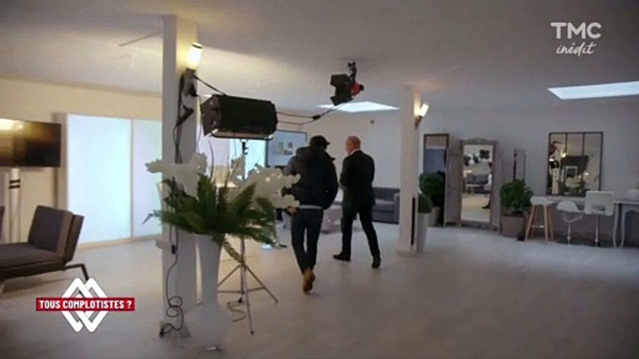 "Tous complotistes ?" : L'interview lunaire du patron de "France Soir" par Martin Weill