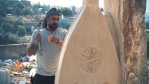 فنان تشكيلي فلسطيني يحول الصخر الأصم إلى لوحات فنية
