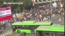 Miles de agricultores se enfrentan a la Policía en la India como protesta contra el Gobierno