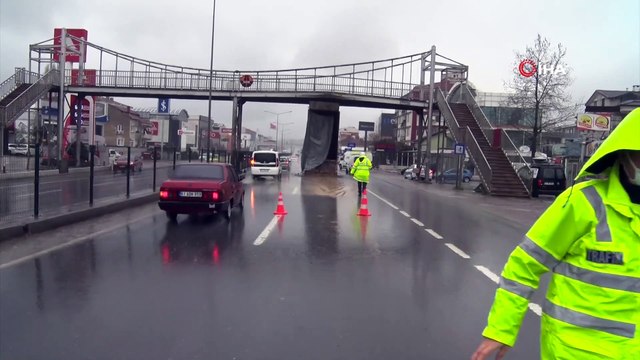 Kamyonun açılan damperi üst geçide çarptı
