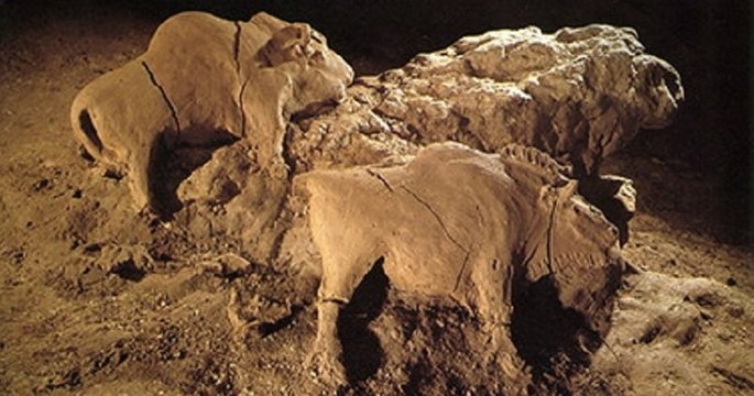 Deux splendides sculptures de bisons, vieilles de 15 000 ans, retrouvées intactes dans l'Ariège