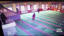 Camiye giren 5 çocuk, ortalığı birbirine kattı