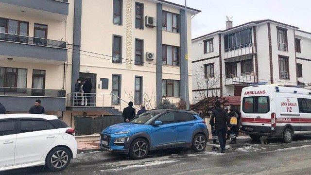 Polis memuru ve öğretmen eşi evde ölü bulundu