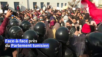 Des centaines de Tunisiens manifestent près d'un Parlement barricadé