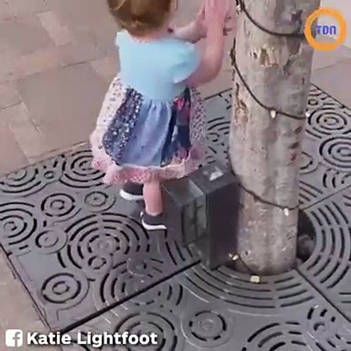 Cette petite-fille accro au gel hydroalcoolique va vous faire mourir de rire