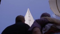 Dos mujeres escalan la chimenea más alta de Europa en Eslovenia con 360 metros de altura