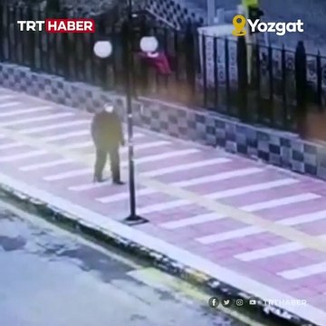Yozgat'ta Türk bayrağının katlanmış olduğunu gören yaşlı bir vatandaş bayrağı şemsiyesi ile düzeltmeye çalıştı, başarılı olamayınca çevredekilerden yardım istedi.