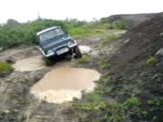 nico essais son nouveau jouet sous la pluie