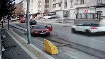 Aracı yanan sürücünün yardımına polis yetişti, o anlar güvenlik kamerasına yansıdı