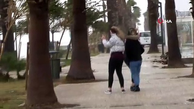 - Dev dalgalara aldırış etmeden fotoğraf çekinmeye geldiler