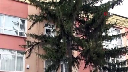 Fırtınanın etkili olduğu Başkent'te vatandaştan halatlı önlem