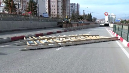Karaman’da uçan çatı, altgeçidi trafiğe kapattı