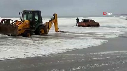 2 metrelik dalgaların arasında cipiyle mahsur kaldı
