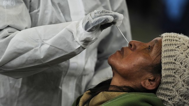 Desarrollan móvil especial para llevar la vacuna y pruebas PCR a cualquier rincón del país