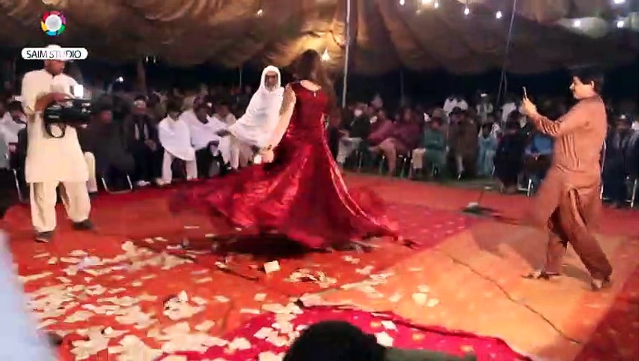 Nawan_Nawan_Fashion_|_Madam_Mehiky_Khan_|_New_Seraiki_Dance_|_Saim_Studio(480p)