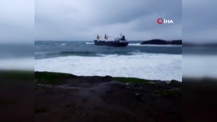 Riva açıklarında gemi karaya oturdu