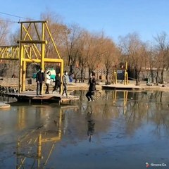 Il finit bloqué au milieu de cette tyrolienne