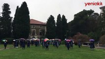 Boğaziçi Üniversitesi’ndeki akademisyenler rektörlüğe sırtını dönüp LGBT bayrağının altına sığındı!