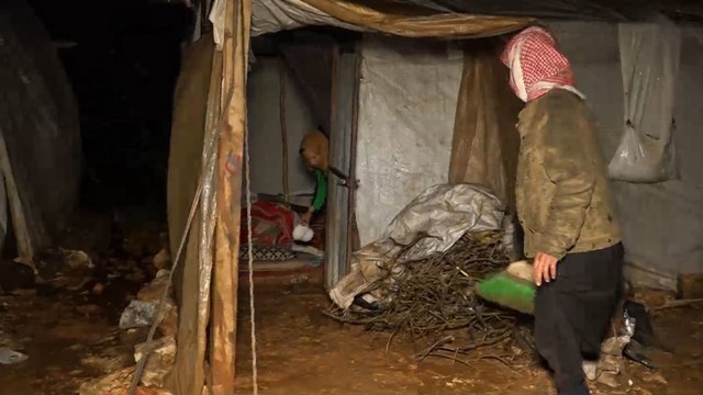 معاناة النازحين داخل مخيمات ريف إدلب