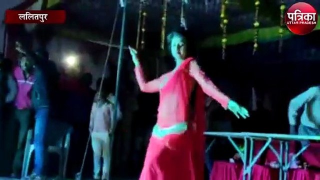 सार्वजनिक कार्यक्रम में बार बालाओं का डांस