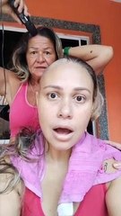 Une mère se rase la tête pour soutenir sa fille atteinte d'un cancer !