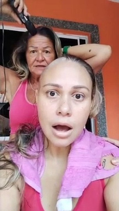 Une mère se rase la tête pour soutenir sa fille atteinte d'un cancer !