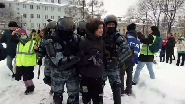 В России на акциях в поддержку Навального задержаны сотни человек — СМИ